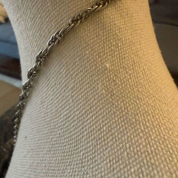 Lisner Vintage Silver Tone Textured Circle Pendant Necklace. - Picture 2 of 6